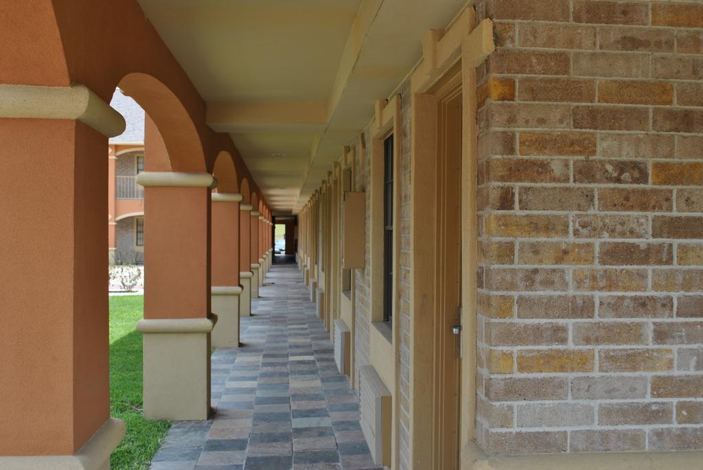 Executive Inn Brookshire Buitenkant foto